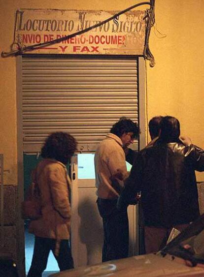 Jamal Zougam, rodeado de agentes de policía, en el locutorio del barrio madrileño de Lavapiés donde fue detenido por  el atentado del 11-M.