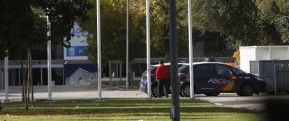 Coches patrulla de Policía Nacional a la mañana siguiente de la tragedia.