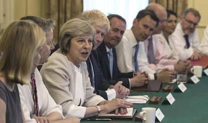 Theresa May, envoltada de membres del seu Gabinet.