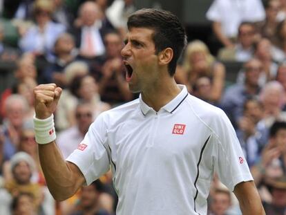 Djokovic celebra un punto en Wimbledon.