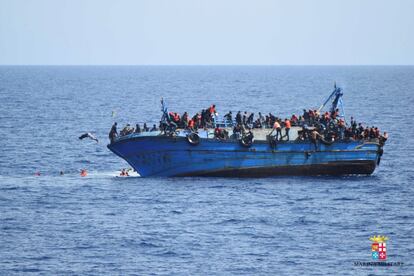 Los inmigrantes piden ayuda a la marina italiana, momento antes del naufragio.