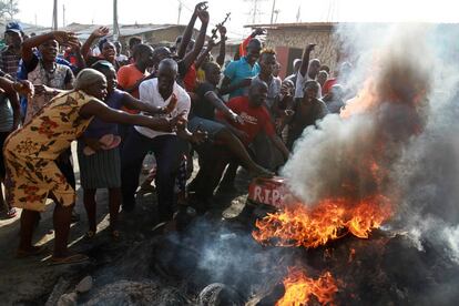 Un grupo de manifestantes prende neumáticos como protesta por las nuevas elecciones presidenciales, en Mombasa (Kenia).