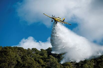 Los medios terrestres de extinción, los Bomberos de Ibiza y efectivos del Instituto balear de la Naturaleza (Ibanat) han logrado estabilizar el incendio forestal declarado ayer por la tarde en la zona boscosa del Puig d"en Botja, municipio de Sant Josep, en Ibiza. El fuego sigue activo pero se encuentra estable, según ha informado este jueves la Conselleria de Medio Ambiente, después de que una treintena de efectivos, 20 del Ibanat y 11 del Parque Insular de Bomberos, lucharan durante toda la noche contra las llamas. Los medios aéreos, dos helicópteros y un avión, han retomado esta mañana las labores de extinción.