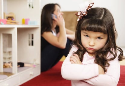 A menina que critica que a mãe passa mais tempo com o celular do que com ele.