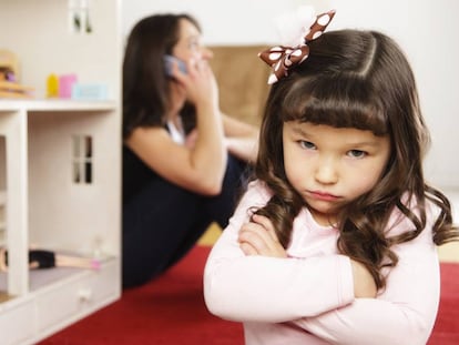 A menina que critica que a mãe passa mais tempo com o celular do que com ele.