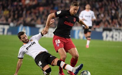 Gayà trata de robarle el balón a Llorente.