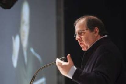 El presidente de la Junta de Castilla y León, Juan Vicente Herrera, durante su intervención en la ainauguración del VI Congreso de UGT en Castilla y León que se celebra bajo el lema "Por el trabajo, lucha y solidaridad" y en donde Agustín Prieto opta a la reelección como secretario regional.
