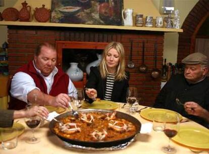 Gwyneth Paltrow y Mario Batali prueban una paella valenciana