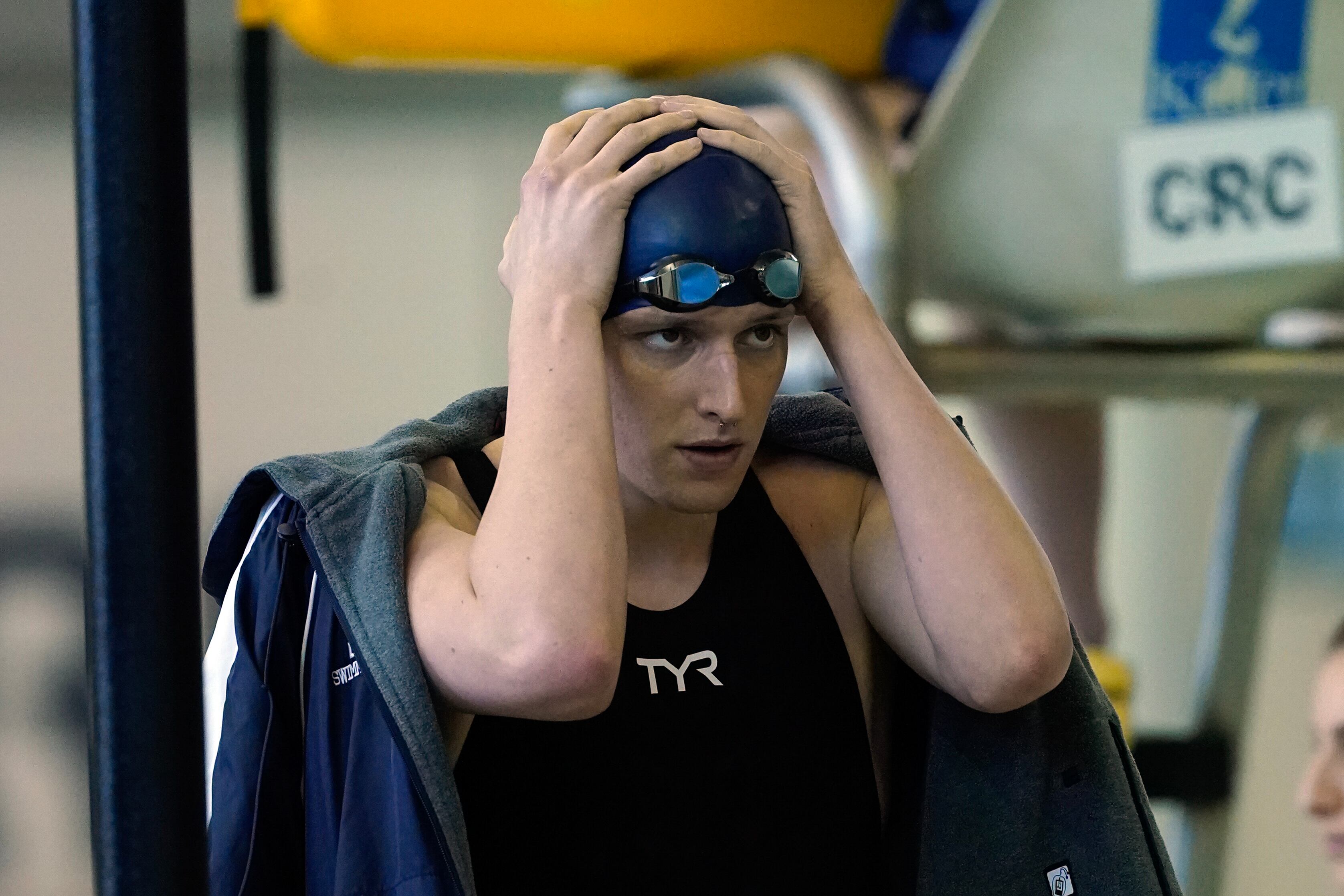 FILE - Pennsylvania transgender swimmer Lia Thomas waits for a preliminary heat in the Women's NCAA 500-yard freestyle swimming championship, March 17, 2022, at Georgia Tech in Atlanta.  (AP Photo/John Bazemore, File)    ----PIEFOTO----     La nadadora estadounidense transgénero Lia Thomas.