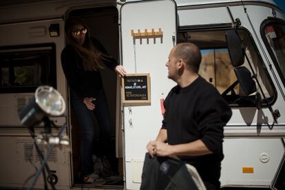 Eli Garmendia y Carlos Pericás preparaban el sábado 7 de mayo el plató fotográfico en que convierten su autocaravana.