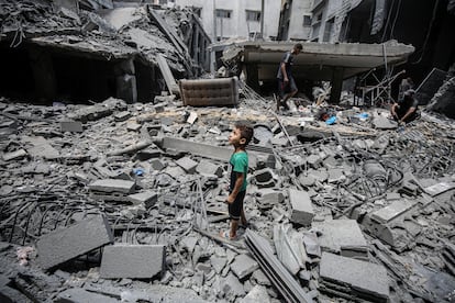 Un niño contempla las ruinas de un edificio entre los escombros, el pasado viernes en la ciudad de Gaza.