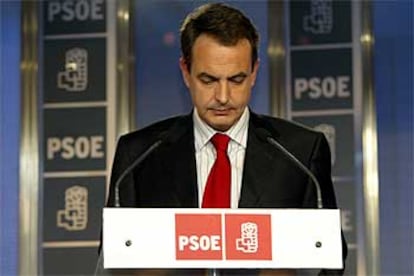 El secretario general del PSOE, José Luis Rodríguez Zapatero, compareció en la sede socialista en la madrileña calle de Ferraz minutos después de que lo hiciera Maragall en Barcelona. En su intervención, con gesto serio, Zapatero aseguró que el resultado de las elecciones "permite abrir el paso a la alternancia".