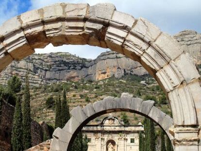 Arcos de la Cartuja de Escaladei, frente a la sierra del Montsant, en la provincia de Tarragona.