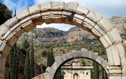 Arcos de la Cartuja de Escaladei, frente a la sierra del Montsant, en la provincia de Tarragona.