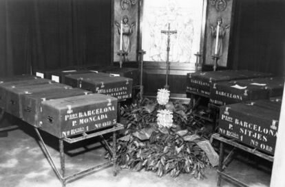 Cajas esperando en una capilla de Barcelona a ser trasladadas al monumento, en una imagen sin data exacta. 