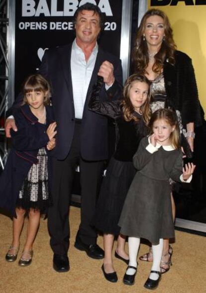 Sylvester Stallone Y Jennifer Flavin, con sus tres hijas, en un estreno en 2006.