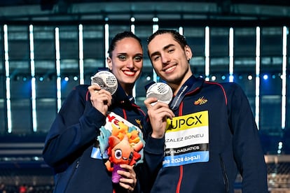 Dennis González y Mireia Hernández con la medalla de plata en el dúo mixto libre de natación artística, este sábado en el mundial de Doha.

