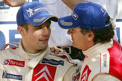 Carlos Sainz felicita a su compañero de equipo Sebastien Loeb por su triunfo.