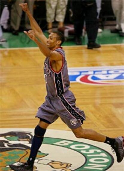 El jugador de los Nets, Kerry Kittles, celebra la victoria de su equipo en Boston.