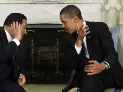 El depuesto presidente egipcio, Hosni Mubarak, habla con Barack Obama en la Casa Blanca en 2009.