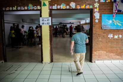 Bruno a punto de entrar en la sala del colegio electoral donde está su mesa. Es una de las que más personas tiene apuntadas en lista para votar: 779, incluidos quienes han votado por correo. La última votante llegará por los pelos a las 19.59.