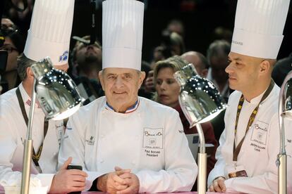 Paul Bocuse (centro) con su hijo Jérôme (derecha) asisten la 13ª edición del Bocuse d'Or, en 2011.
