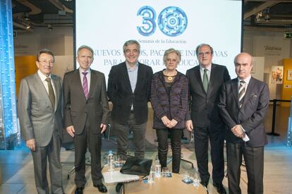 De izquierda a derecha, Emiliano Martínez Rodríguez, vicepresidente de la Fundación Santillana, Francisco López Rupérez, Luis Garicano, Victoria Camps, Ángel Gabilondo y Mariano Jabonero, director de Educación de la Fundación Santillana.