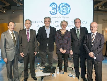 De izquierda a derecha, Emiliano Martínez Rodríguez, vicepresidente de la Fundación Santillana, Francisco López Rupérez, Luis Garicano, Victoria Camps, Ángel Gabilondo y Mariano Jabonero, director de Educación de la Fundación Santillana.