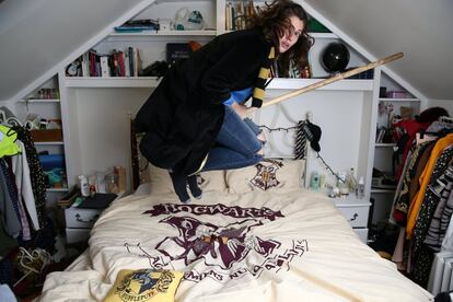 Greta Clark, guía de tours temáticos de Harry Potter, posa para un retrato en su casa en Londres.