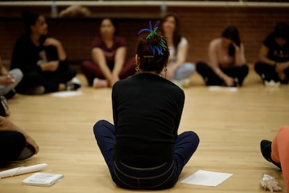 Elena Cánovas, directora de la compañía de teatro Yeses, durante una sesión preparatoria de 'Dramawalker' con las presas de Alcalá Meco.