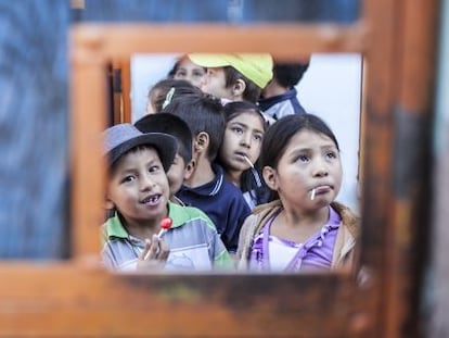 Unos niños en el interior de la cárcel de Cochabamba esperan la llegada del autobús.