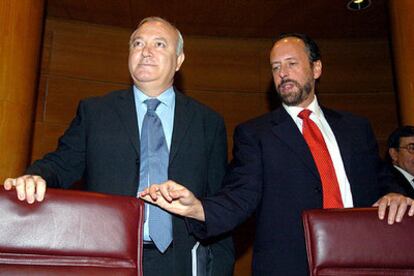 Miguel Ángel Moratinos, junto a Luis Fraga, presidente de la Comisión de Asuntos Iberoamericanos del Senado.