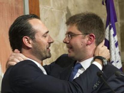 Bauz&aacute; (izquierda) felicita al nuevo consejero de Sanidad, Mart&iacute; Sansaloni, durante el acto de toma de posesi&oacute;n de ayer.