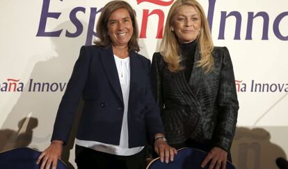 La ministra de Sanidad, Ana Mato (i), con la presidenta de Farmaindustria, Elvira Sanz. 