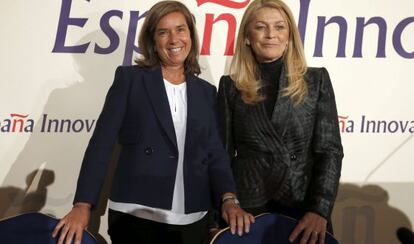 La ministra de Sanidad, Ana Mato (i), con la presidenta de Farmaindustria, Elvira Sanz.