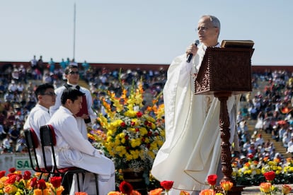 Robert Prevost, predica durante la celebración del Corpus Christi en un el  estadio de Chiclayo, Perú, el viernes 19 de junio de 2015. 