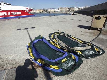 Las dos balsas de juguete interceptadas a cinco millas de Tarifa, ayer en el puerto de la localidad gaditana.