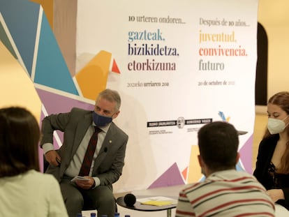 El lehendakari conversa con varios jóvenes sobre paz y convivencia en Euskadi.