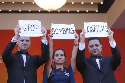 Desde la izquierda, Edward Watts, Waad al-Kateab y su marido, Hamza, en la alfombra roja de Cannes.