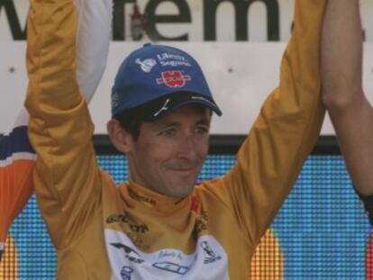Heras celebra la Vuelta de 2005.