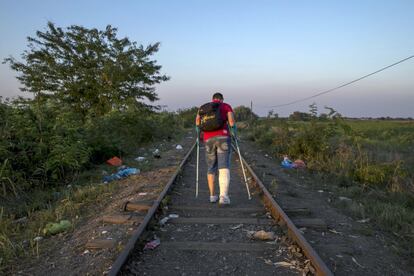 Un refugiado, con la esperanza de cruzar a Hungría, camina por una vía férrea, cerca de la aldea de Horgos, en Serbia.