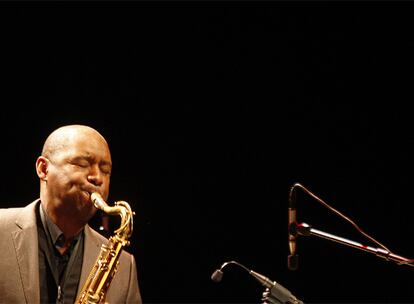 El saxofonista Branford Marsalis, la noche del mircoles durante su actuacin en el Teatro de la Maestranza de Sevilla.