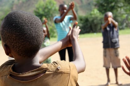 Un grupo de niños en círculo participa en uno de los juegos del espacio de Kamesa, un terreno gestionado por Unicef, Plan y PPSM para la atención psicosocial de menores expuestos a situaciones de violencia, sobre todo durante los enfrentamientos entre oposición y fuerzas gubernamentales desatados en abril de 2015.