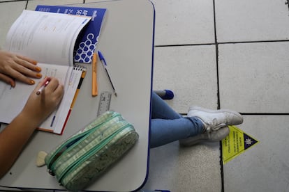 Sinal de distanciamento social em sala de aula da Escola Estadual Milton da Silva Rodrigues, em São Paulo, reaberta em novembro para aulas de reforço.