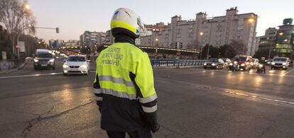 Un agente de movilidad controla el tráfico en el puente de Ventas.