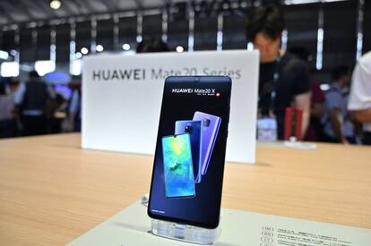 People look at the new Huawei smartphones at the company stand during the Consumer Electronics Show, Ces Asia 2019 in Shanghai on June 11, 2019. (Photo by HECTOR RETAMAL / AFP)