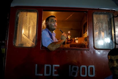 Um motorista fuma shisha depois de chegar à feira internacional recém aberta em Damasco, o 12 de setembro de 2018.