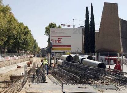 Obras financiadas por el Plan E del Gobierno en la calle Serrano de Madrid.