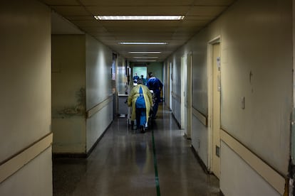 Un pasillo del Hospital Municipal Tide Setúbal, que amplió las plazas de UCI de 7 a 41 para tratar a pacientes con coronavirus.