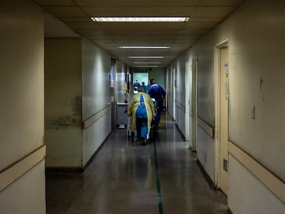 Un pasillo del Hospital Municipal Tide Setúbal, que amplió las plazas de UCI de 7 a 41 para tratar a pacientes con coronavirus.